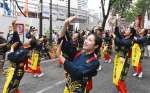 踊りとかけ声で渋谷の街を鹿児島一色に染める参加者＝１８日、東京・渋谷