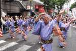 踊りとかけ声で渋谷の街を鹿児島一色に染める参加者＝１８日、東京・渋谷