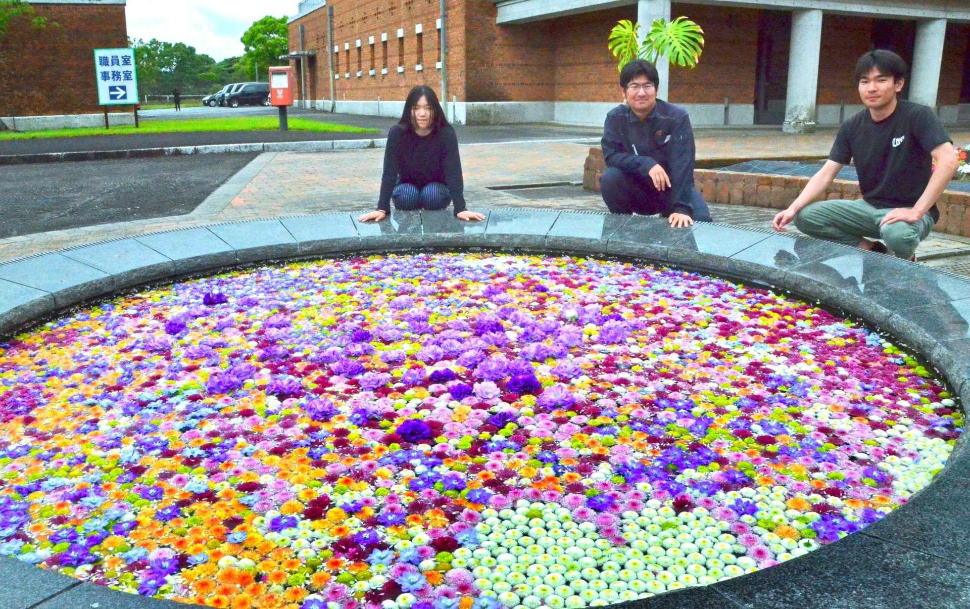 花き科の学生が制作した「フローティングフラワー」＝１８日、日置市の県立農業大学校