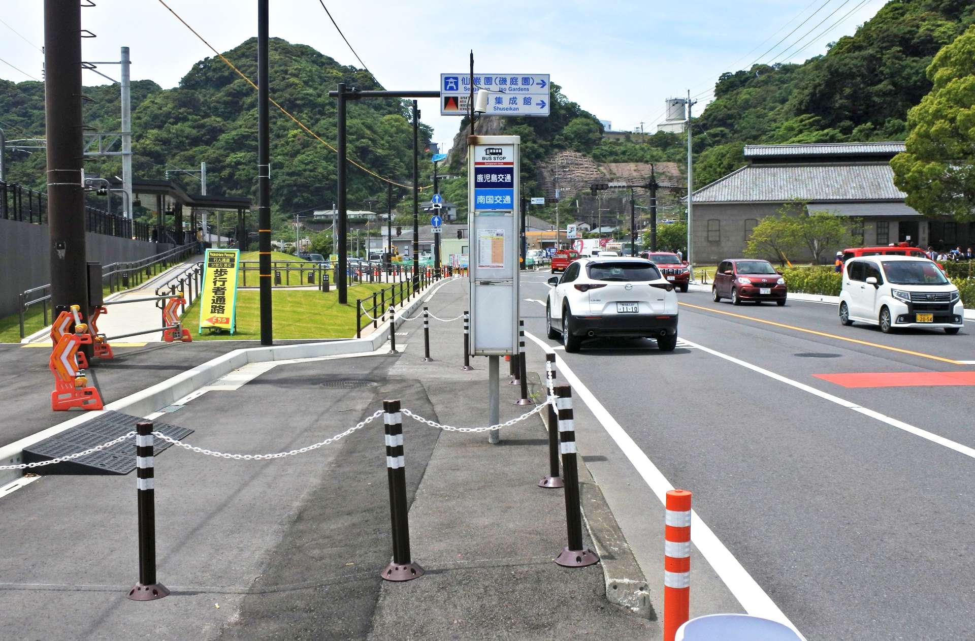 ＪＲ仙巌園駅前の国道１０号改良工事で設けられたバスベイ（停留スペース）と国道上に残るバス停標識＝鹿児島市吉野町