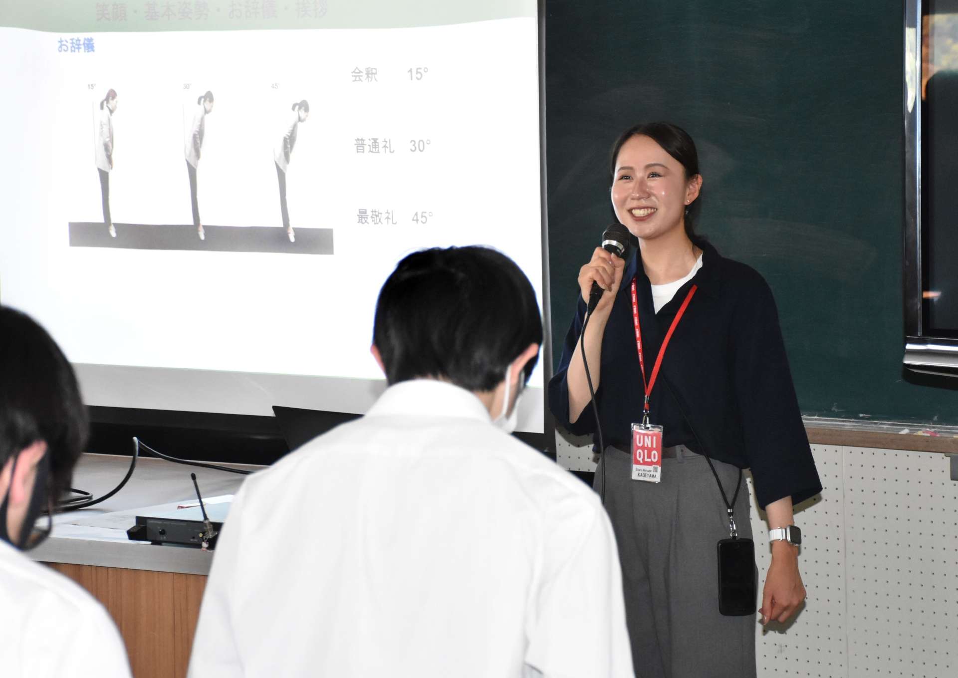 お辞儀の仕方を指導する影山綾香さん＝姶良市の蒲生高校