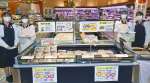 試食販売をする曽於高校生ら＝曽於市のＡコープ末吉店
