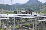 全焼した太陽光発電施設倉庫。周囲にはソーラーパネルが並ぶ＝２０２４年４月４日午後２時２５分ごろ、伊佐市大口大田