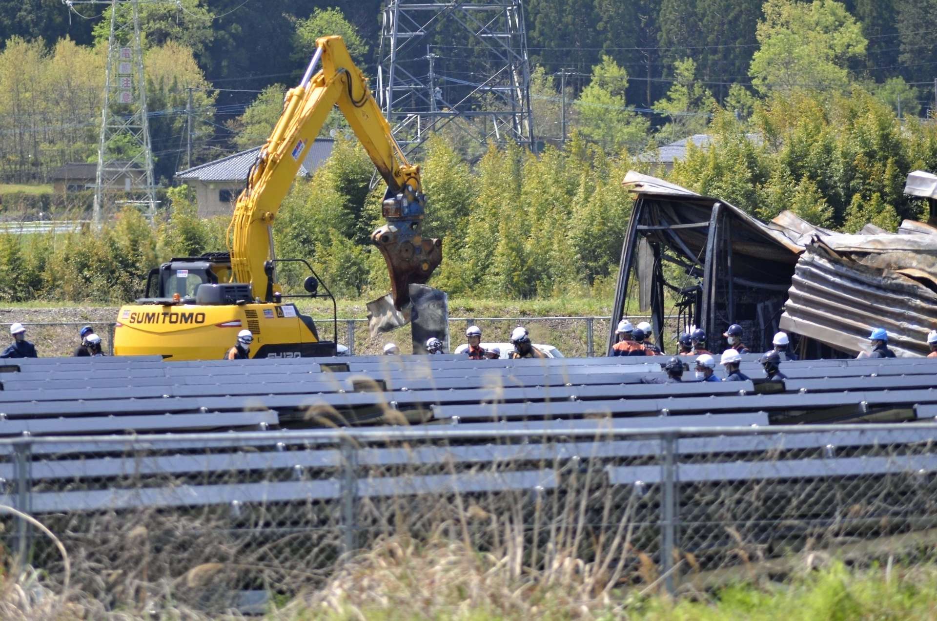 国からの専門家らも加わり実施したメガソーラー火災の実況見分現場＝２０２４年４月９日午前１１時５０分ごろ、伊佐市大口大田