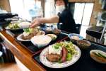 「めんどり」で出されるイノシシ肉のハンバーグ＝南さつま市坊津町泊