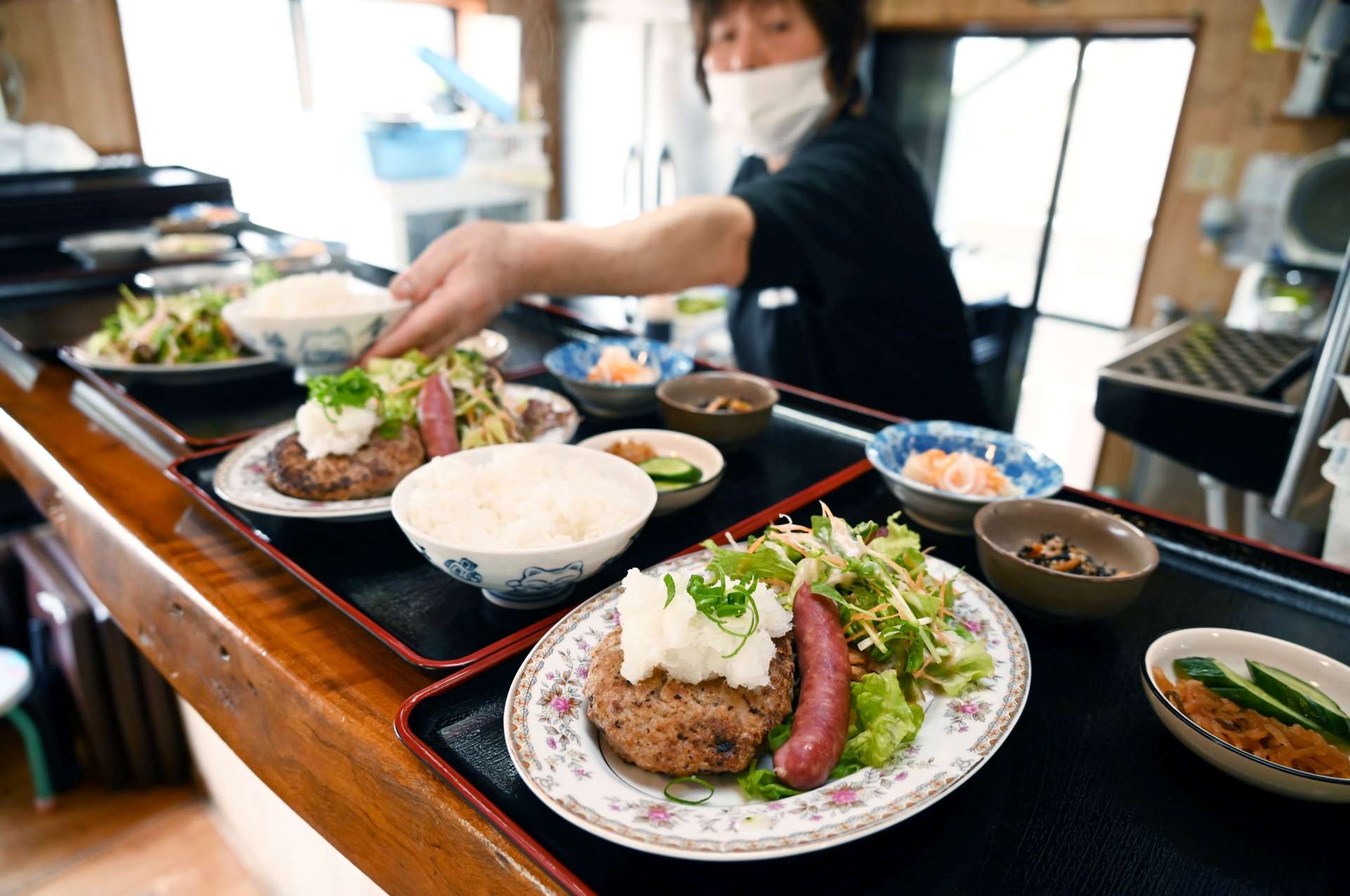 「めんどり」で出されるイノシシ肉のハンバーグ＝南さつま市坊津町泊