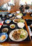 出来上がったイノシシ肉のしょうが焼き定食＝南さつま市坊津の「めんどり」