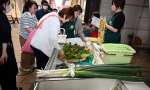鹿児島の旬の野菜を買い求める来場者＝２０日、鹿児島市金生町