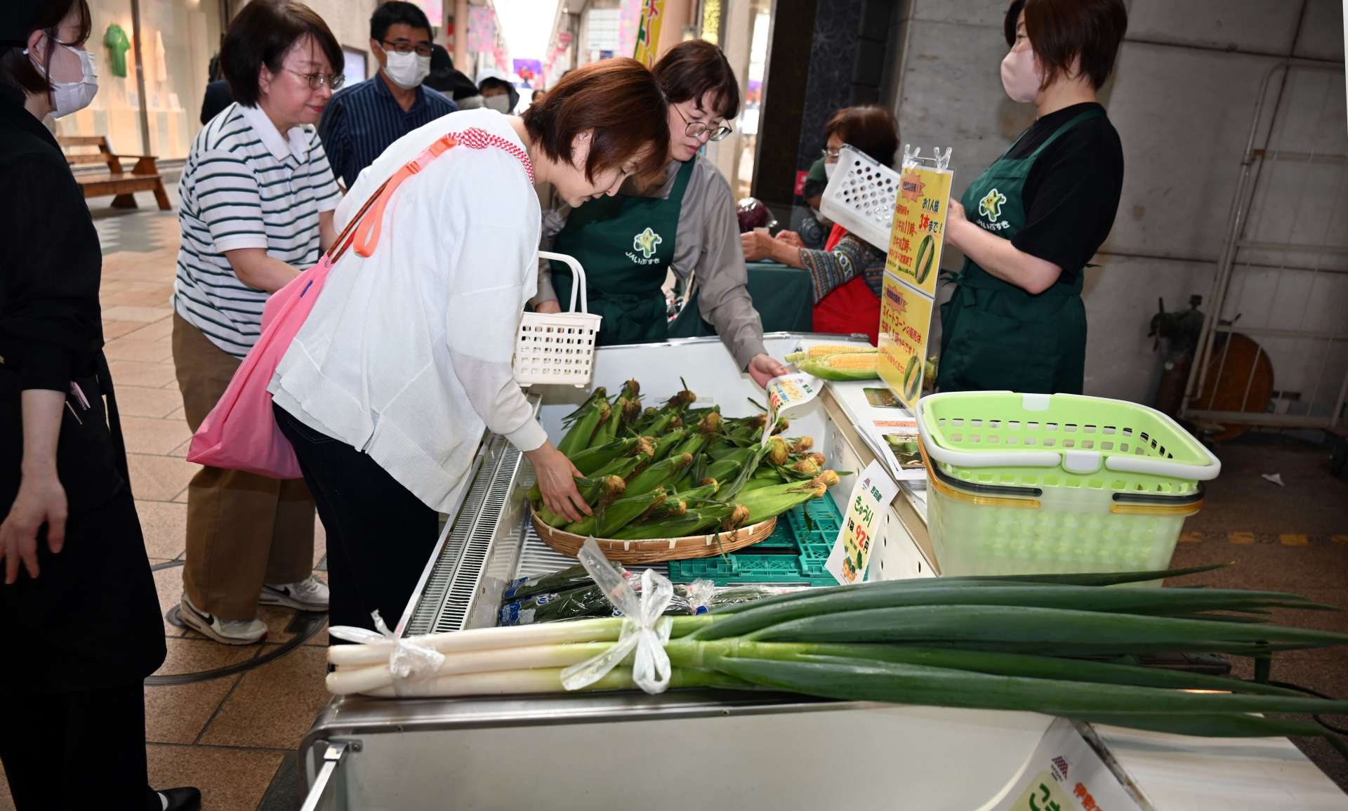 鹿児島の旬の野菜を買い求める来場者＝２０日、鹿児島市金生町