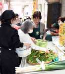 鹿児島の旬の野菜を買い求める来場者＝２０日、鹿児島市金生町