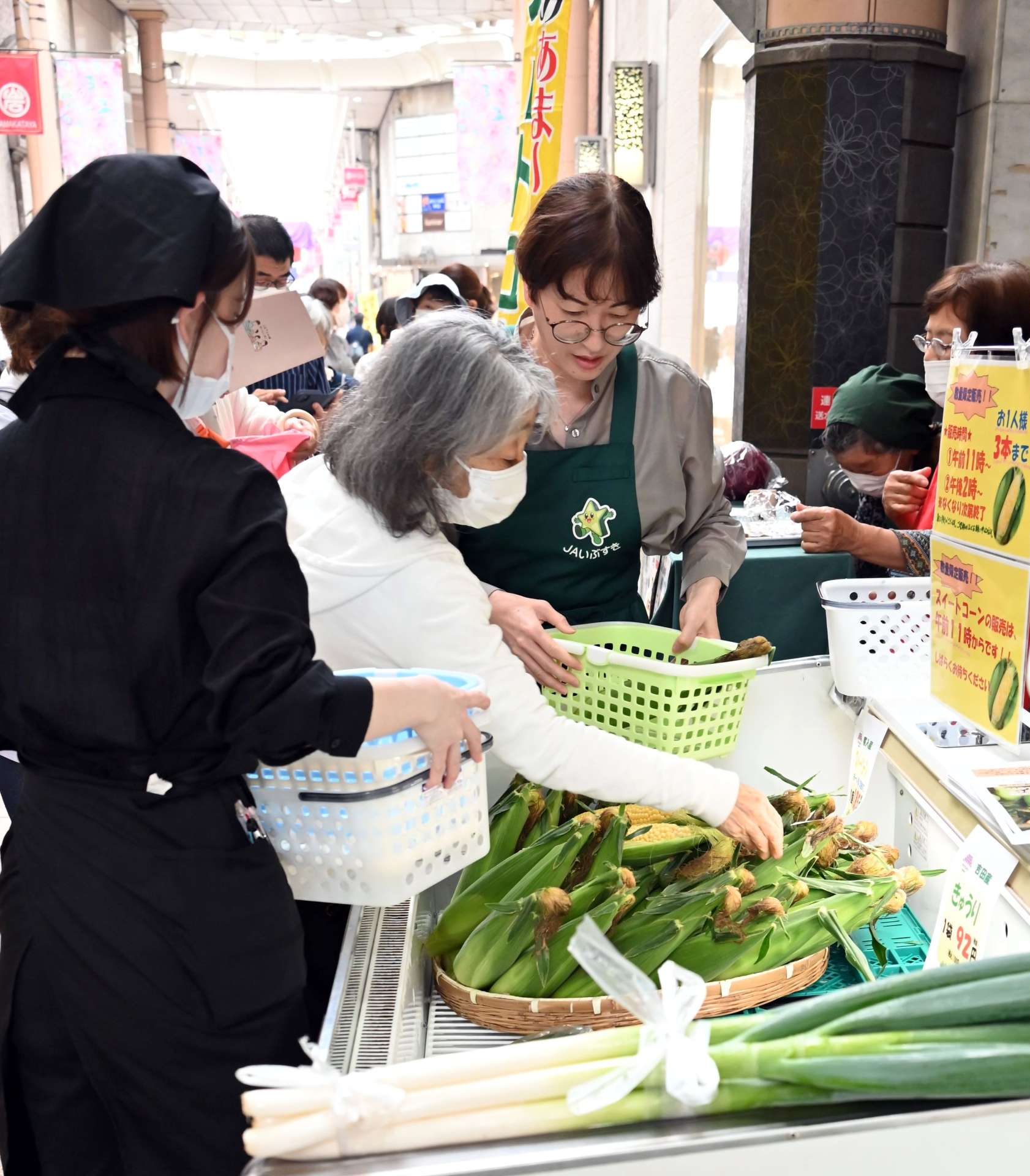 鹿児島の旬の野菜を買い求める来場者＝２０日、鹿児島市金生町