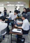 教育版マインクラフトで共同作業などを体験する教諭ら＝２０日、伊佐市の本城小学校