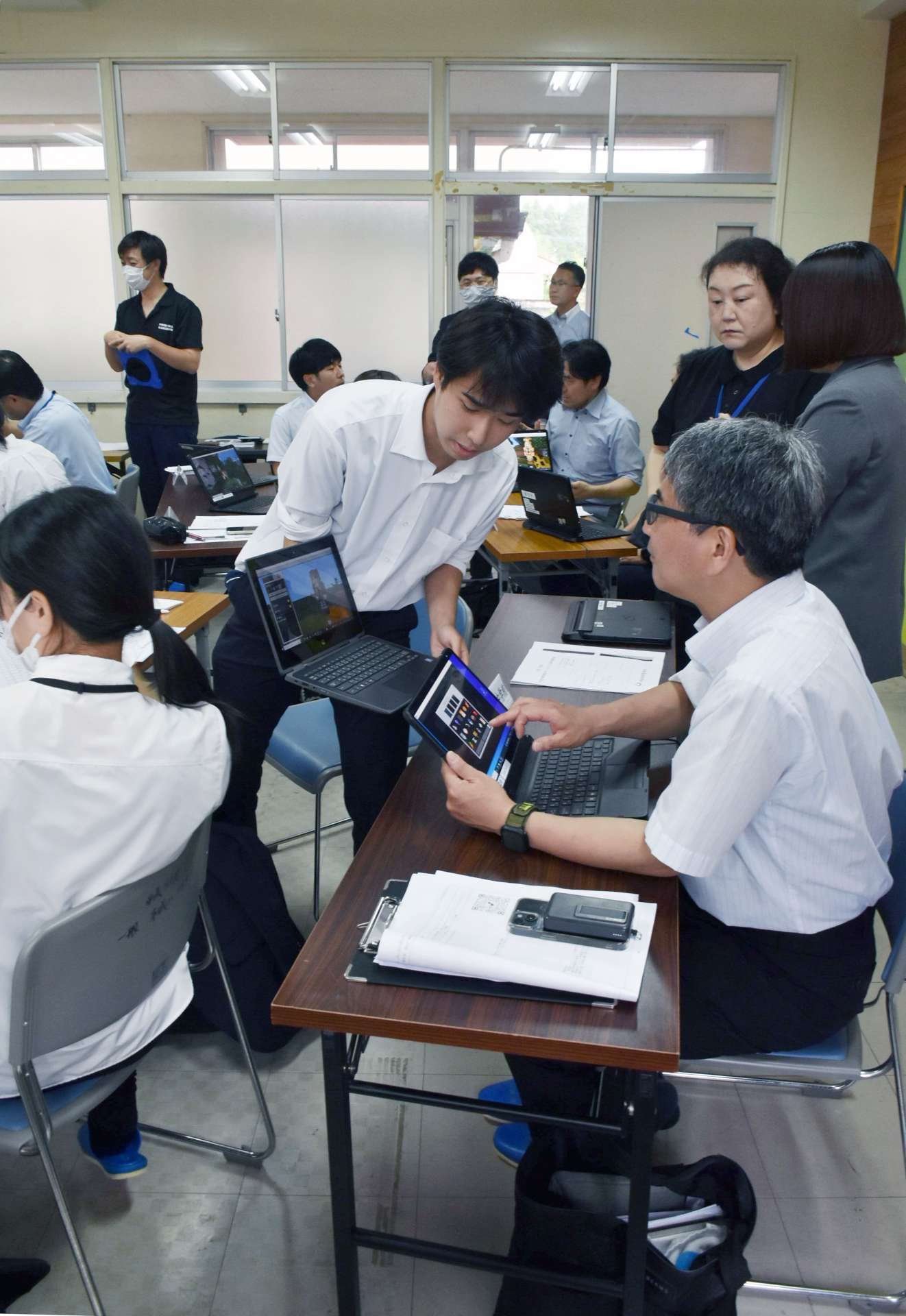 教育版マインクラフトで共同作業などを体験する教諭ら＝２０日、伊佐市の本城小学校