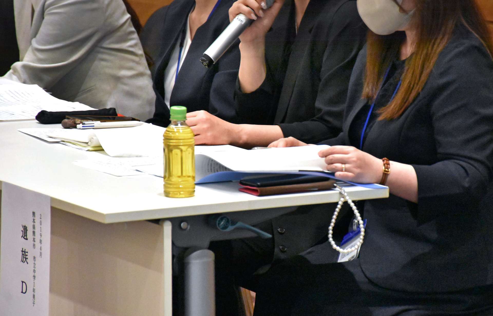 不適切な指導で子どもを亡くした経験を語る遺族ら＝２１日、国会