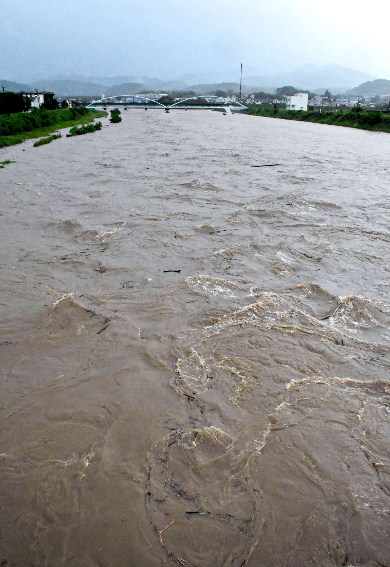 水かさが増す米之津川＝２１日午後６時１５分ごろ、出水市昭和町