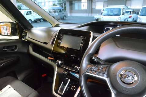 契約する必要があった公用車内のテレビ機能付きカーナビ＝２２日、さつま町役場
