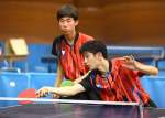 鹿工戦のダブルスで勝利し、優勝を決めたれいめいの岡元（右）・平峯組＝県体育館