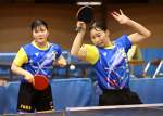 出水中央戦のダブルスを制し、優勝に貢献した鹿城西の清田（右）・出水組＝県体育館