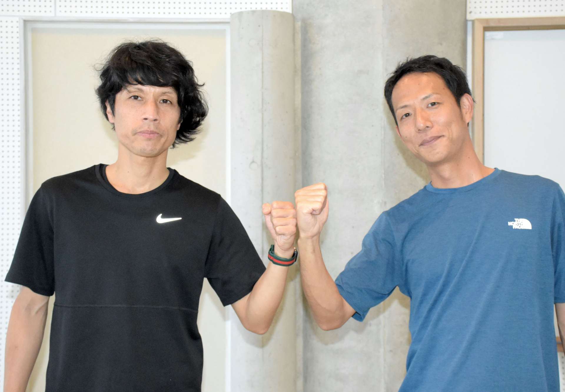 男子の吉原一幸新監督（左）と女子の新原大樹監督＝指宿市のふれあいプラザなのはな館