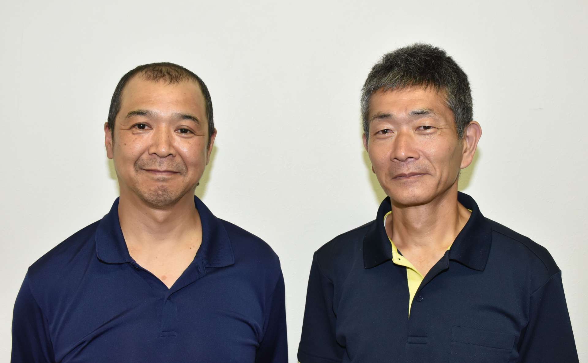県下一周の吉本輝夫監督（左）と地区対抗女子の山脇秀和監督（右）