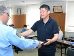 鹿児島中央署の上別府高宏署長から感謝状を受ける鍬崎誠二さん＝２１日、鹿児島市の鹿児島中央署