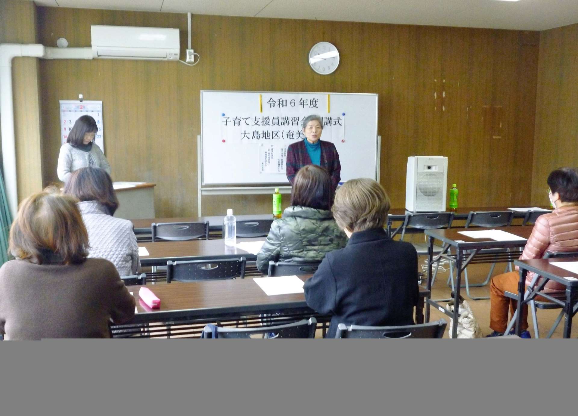 支援員の講習を受ける受講生ら＝２月、奄美市（県母子寡婦福祉連合会提供）