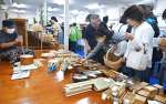 さまざまな竹製品を品定めする来場者＝２４日、鹿児島市小山田町