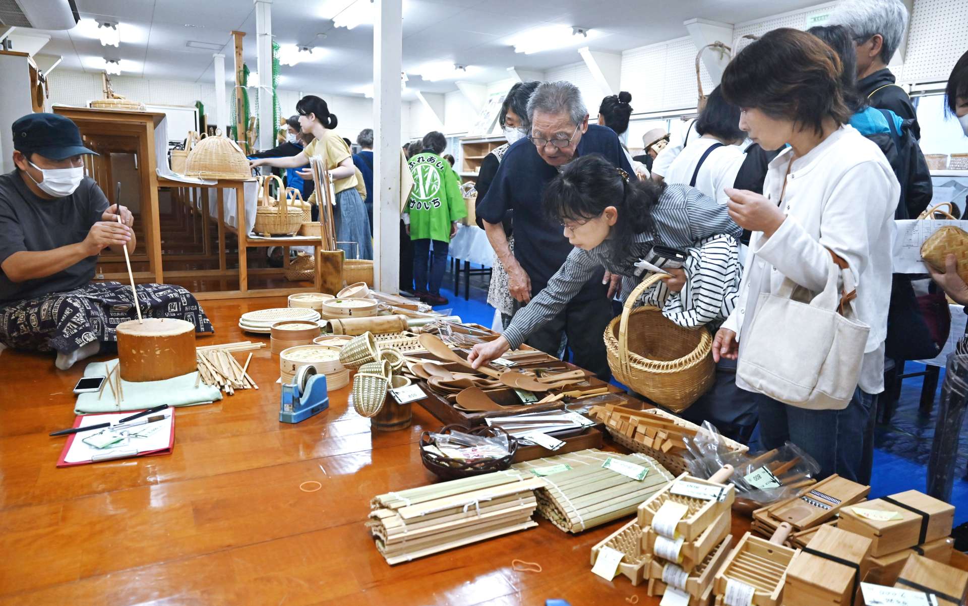 さまざまな竹製品を品定めする来場者＝２４日、鹿児島市小山田町