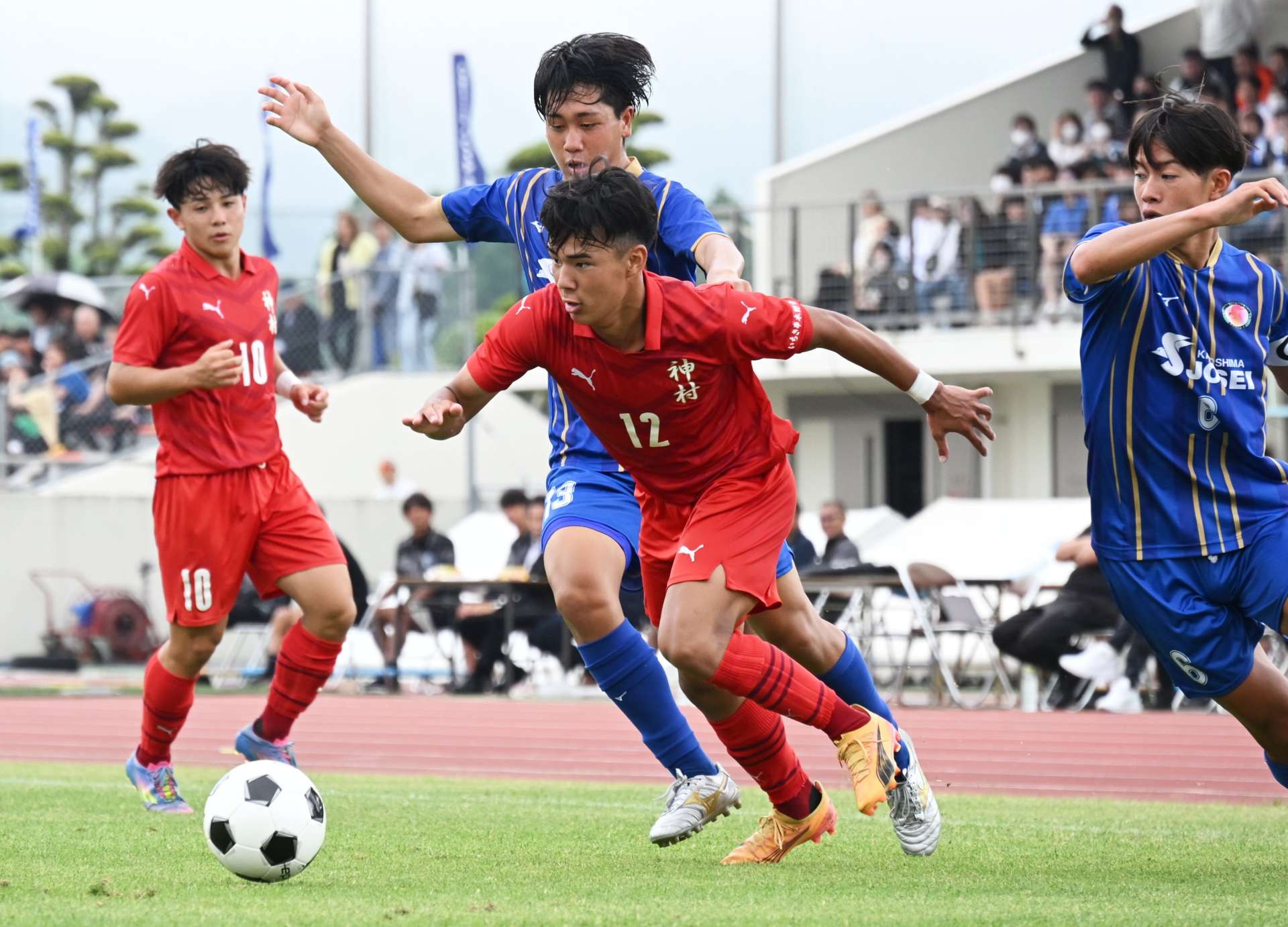 後半、ドリブルでゴールに迫る神村・徳村（１２）＝ＯＳＡＫＯ　ＹＵＹＡ　ｓｔａｄｉｕｍ