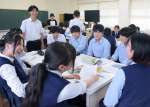 和気あいあいとマルシェの準備を打ち合わせる生徒＝志布志市の志布志高校