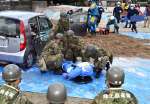 県警と合同で救出訓練をする自衛隊員ら＝２５日、さつま町の宮之城運動公園