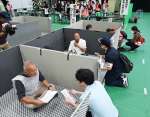 健康状態の確認を受ける避難者＝２５日、さつま町の宮之城運動公園体育館