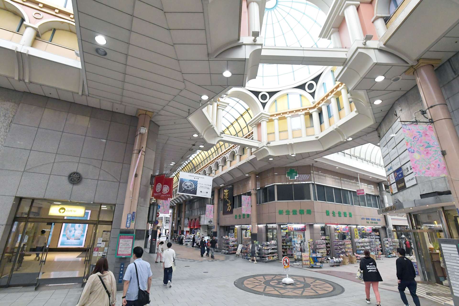 納屋通と中町ベルク通りの交差点に位置する山形屋（左）。周囲の商店街や県民は再建を注視している＝２６日、鹿児島市中町