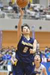 決勝リーグのれいめい戦、鹿児島の松原がシュートを決める＝サンアリーナせんだい