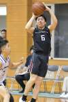 決勝リーグのれいめい戦、鹿児島の福元がシュートを決める＝サンアリーナせんだい