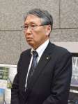 面会後、取材に応じる八板俊輔市長＝２８日、防衛省