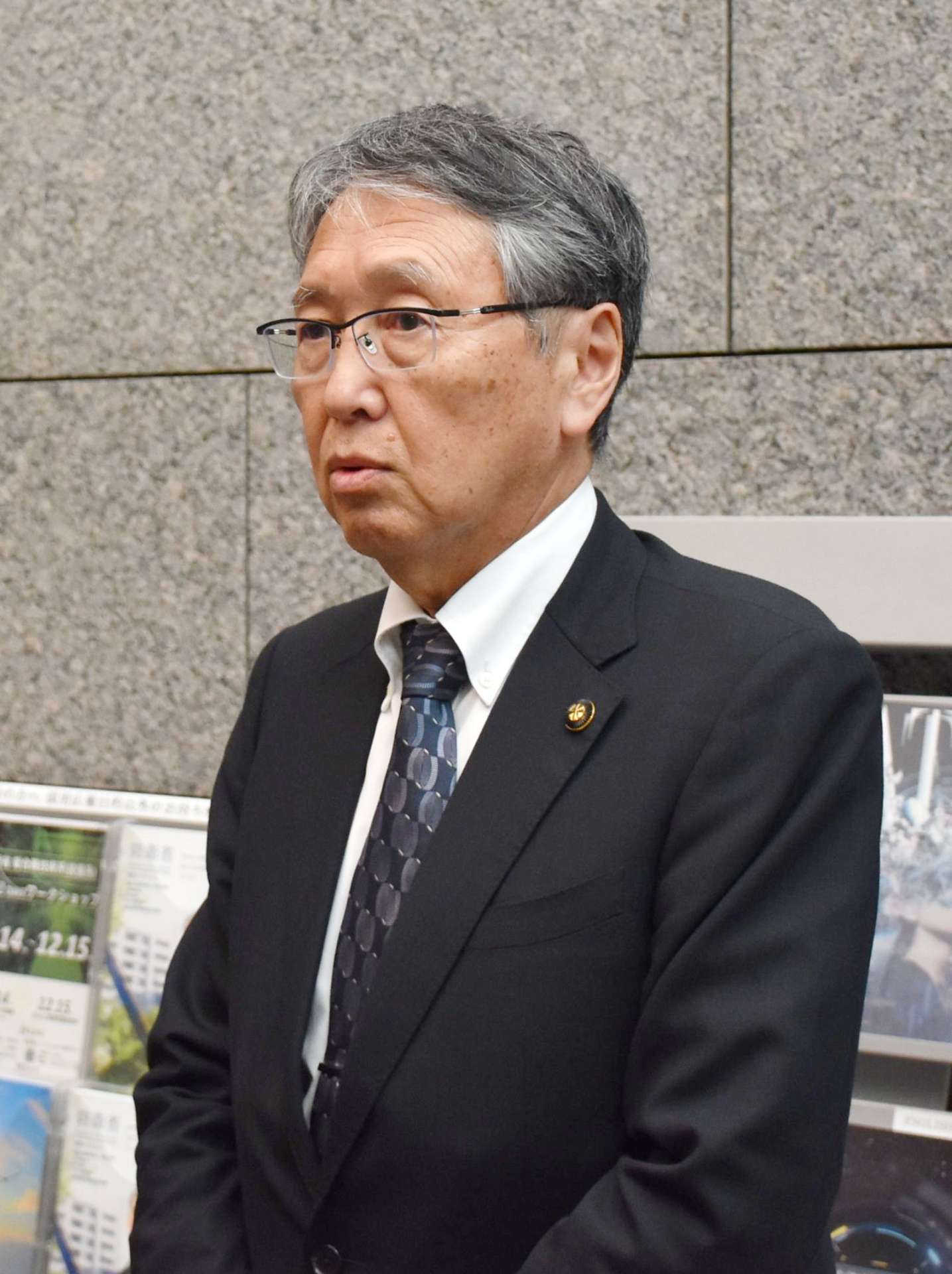 面会後、取材に応じる八板俊輔市長＝２８日、防衛省