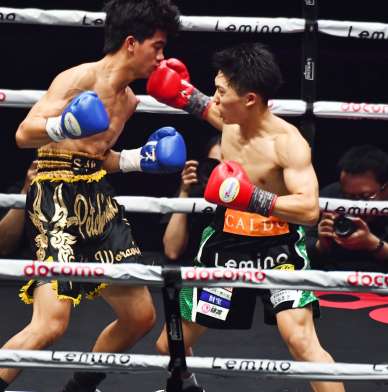 強烈な右フックでダウンを奪う荒竹一真（右）＝横浜ＢＵＮＴＡＩ