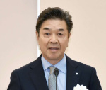 あいさつするトヨタ車体研究所の近藤康夫社長＝３０日、霧島市の同社