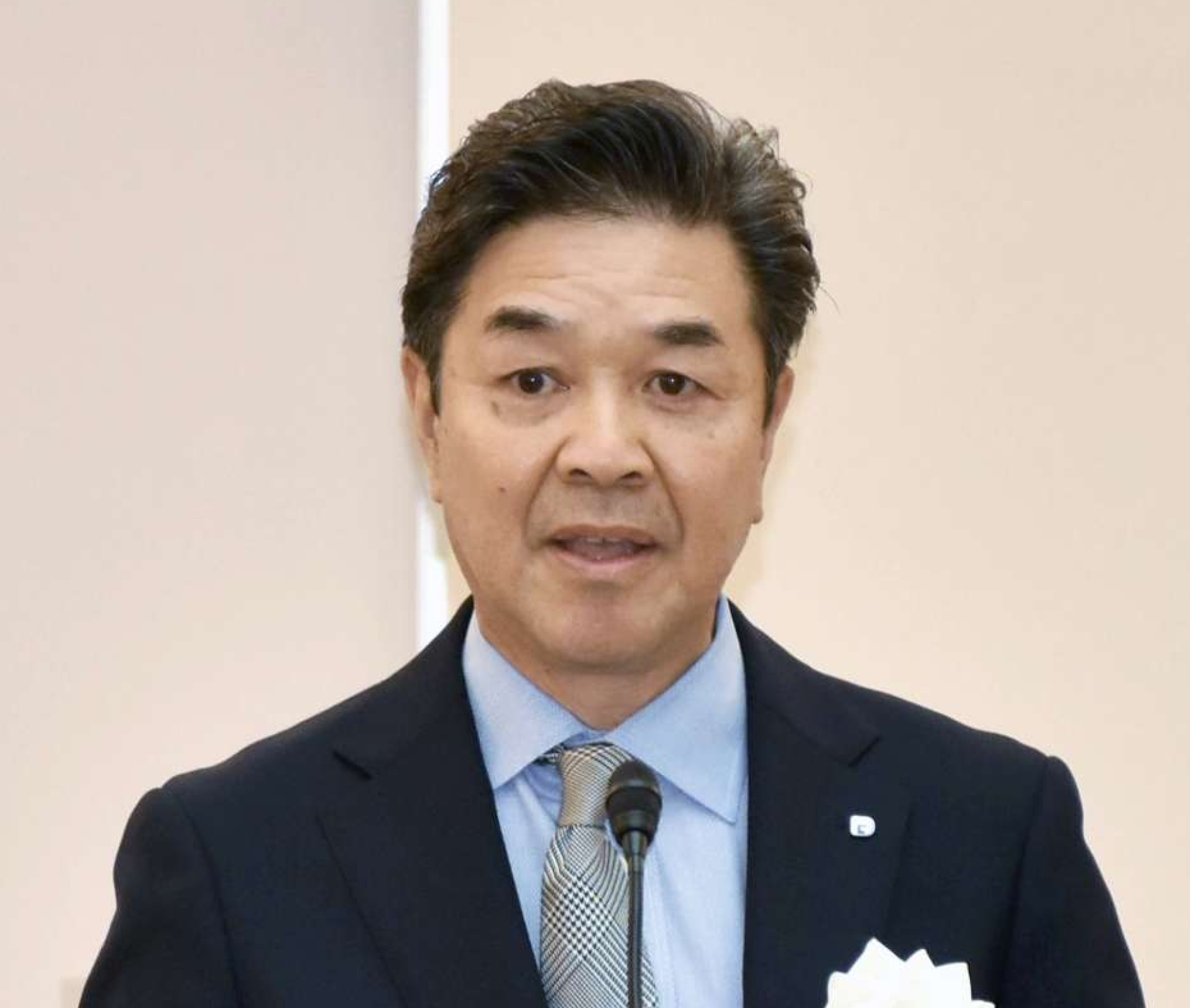 あいさつするトヨタ車体研究所の近藤康夫社長＝３０日、霧島市の同社