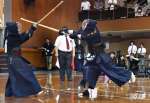 決勝リーグの錦江湾戦、メンを狙う樟南の次鋒・池田（右）＝県体育館