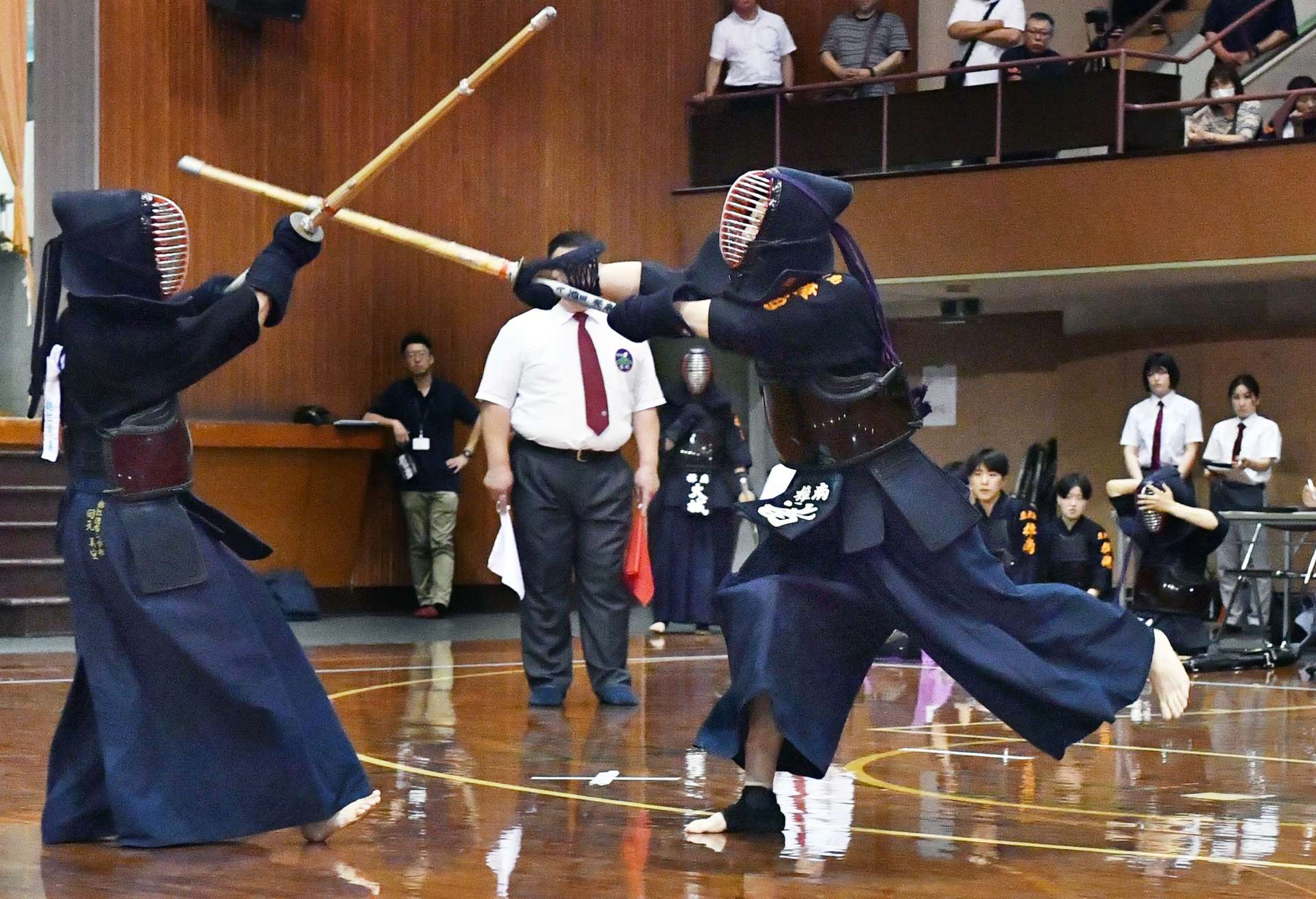 決勝リーグの錦江湾戦、メンを狙う樟南の次鋒・池田（右）＝県体育館