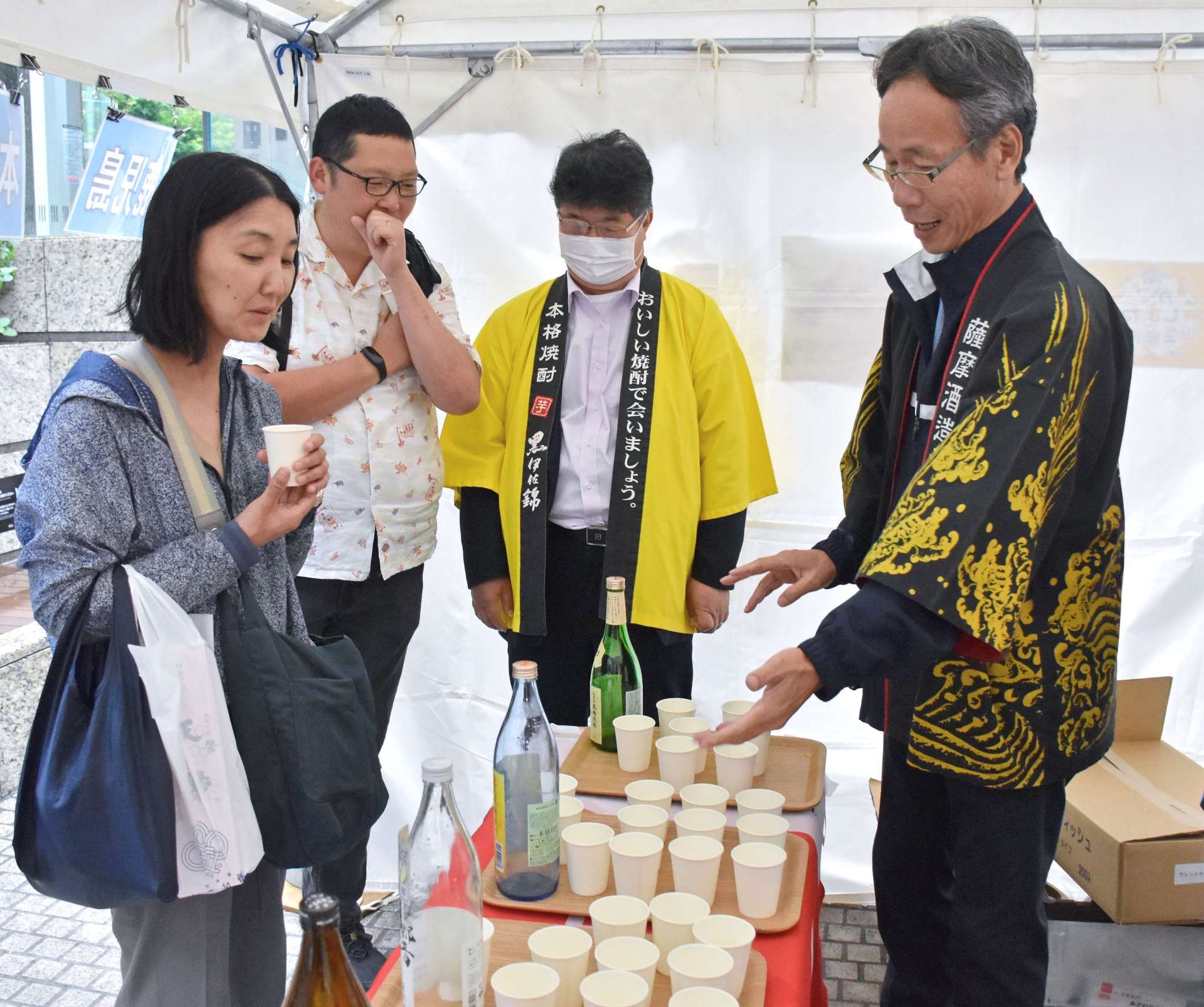 焼酎の試飲を楽しむ来館者＝３０日、東京・有楽町