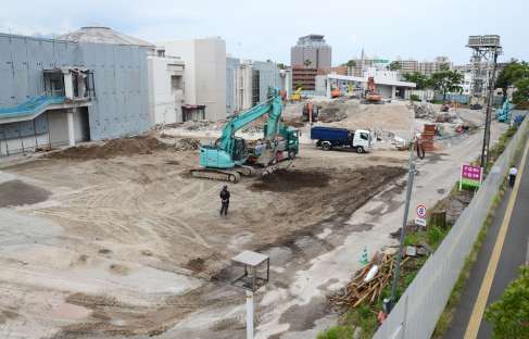 〈関連〉立体駐車場が取り壊され、ぽっかりと空間が広がる＝２８日、鹿児島市鴨池２丁目