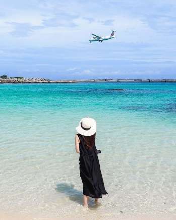 〈関連〉こんなに美しい海が眼下に見えるなんて―喜界空港に着陸しようとしている飛行機＝喜界町（喜界島観光物産協会提供）