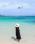 〈関連〉こんなに美しい海が眼下に見えるなんて―喜界空港に着陸しようとしている飛行機＝喜界町（喜界島観光物産協会提供）