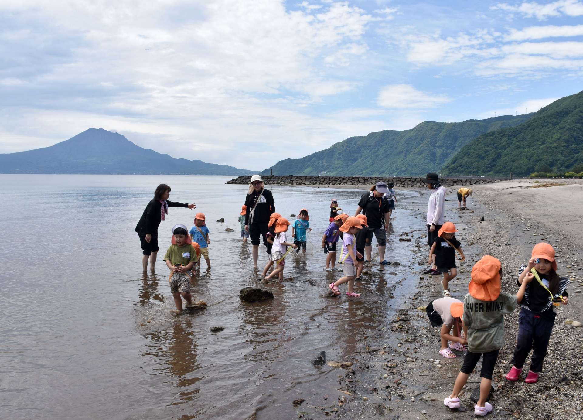 市民の憩いの場になっている姶良市の重富海岸