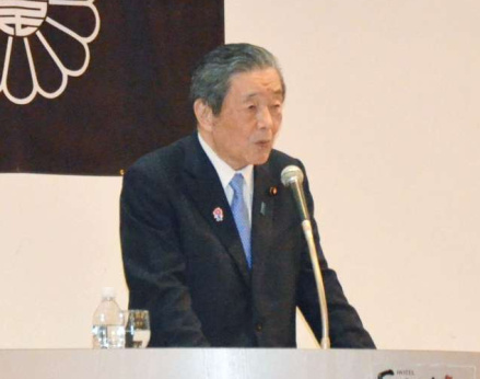 国政報告会で演説する森山裕氏＝３１日、鹿屋市のホテルさつき苑