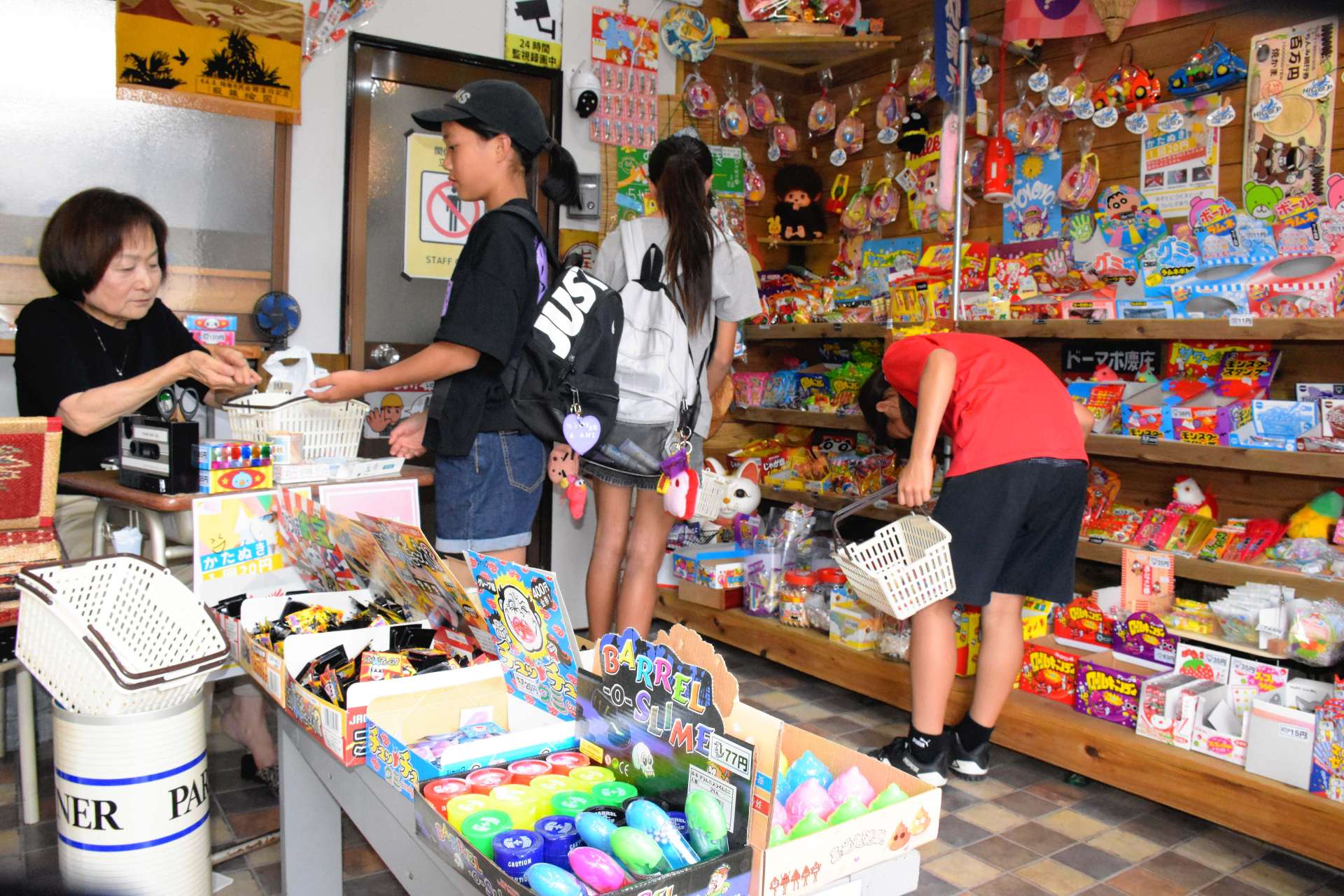 近所の子どもたちでにぎわう駄菓子屋「ひごＰ」の店内＝指宿市湊３丁目