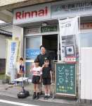 ガス店の一角に駄菓子店を開いた肥後大輔さん（中央）＝２６日、指宿市湊３丁目
